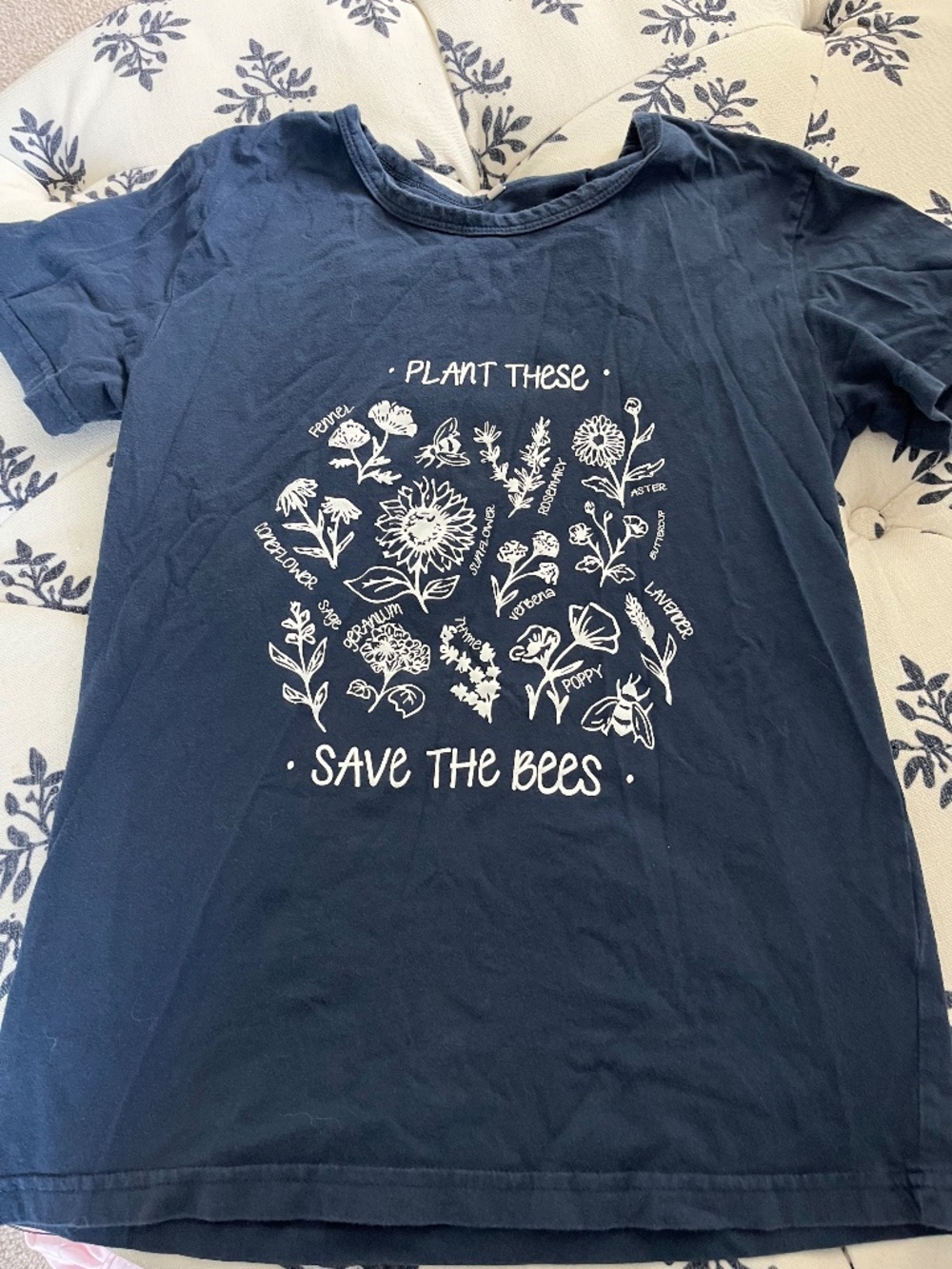 Save the Bees shirt ! Like New ! Size Small! Super Unique!